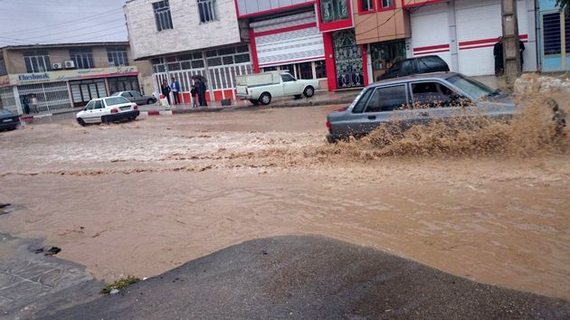 بارش باران منجر به برگشت فاضلاب به 25 خانه و آبگرفتگی 120 نقطه کرمانشاه شد