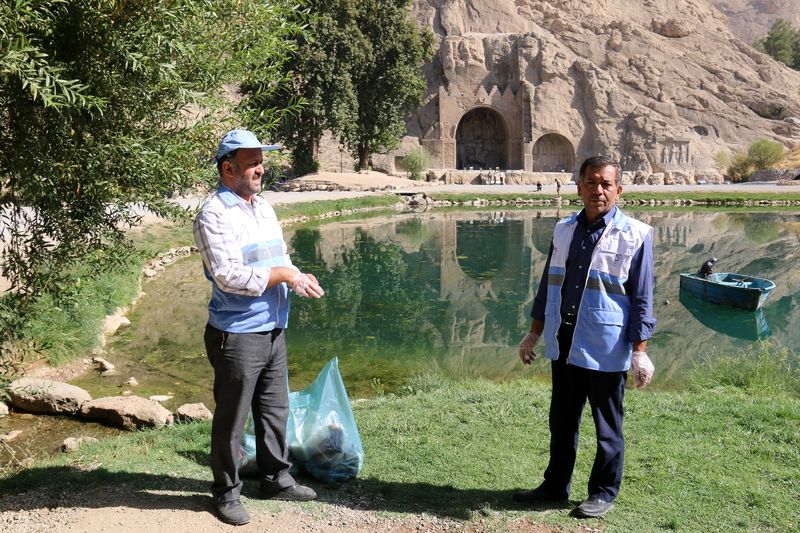 محوطه تاریخی طاقبستان در روز جهانی بهداشت محیط پاکسازی شد