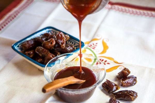 آغاز شیره گیری خرما از نخلستان های بستک/ پیش بینی تولید بیش 100 تن شیره خرما