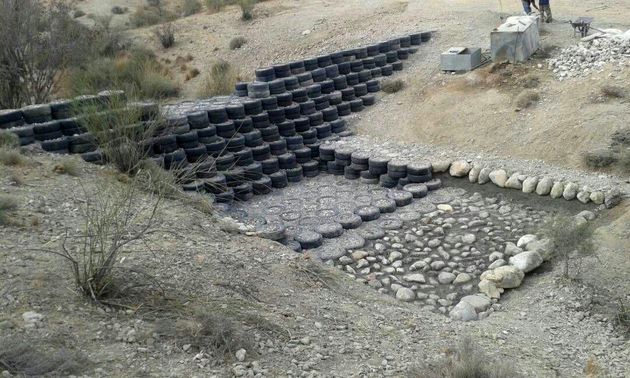 ساخت اولین سازه آبخیزداری هرمزگان با لاستیک های فرسوده