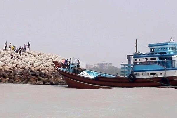 نیروی دریایی سپاه یک شناور را از غرقشدن نجات داد