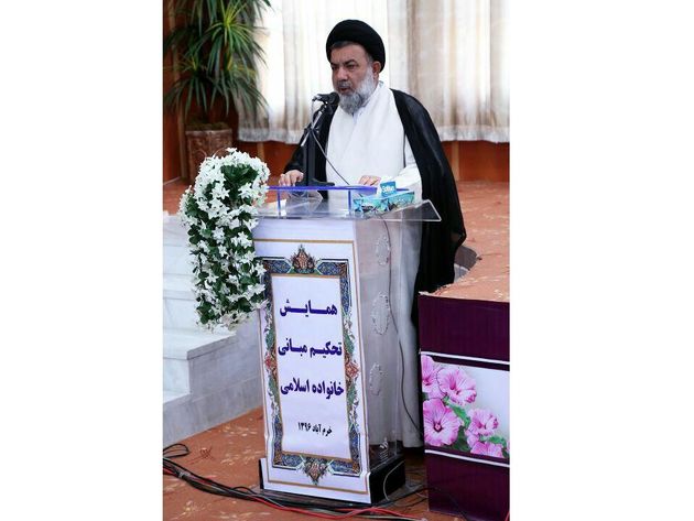 ۱۵ استاد حوزه و دانشگاه در همایش «مبانی تحکیم خانواده» مطالب خود را ارائه میدهند