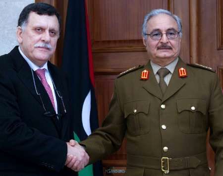 مکرون با دو شخصیت اصلی بحران لیبی دیدار می کند
