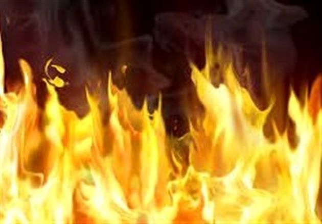آتش سوزی دو خودرو پراید و تیبا در پارکینگ یک ساختمان تجاری