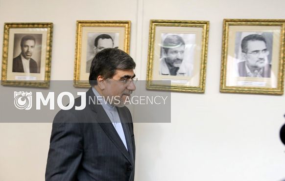 اشک های کارگردان در پاسخ به پرسش خبرنگار / لغو پروانه نمایش فیلم های در حال اکران