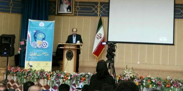 امروز صنعت و تولید روزگار بسیار سختی را میگذراند