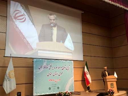 ارتقای فرهنگ کتابخوانی به دور از گرایشهای سیاسی انجام شود