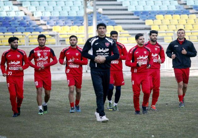 بارش باران محل تمرین سرخپوشان را تغییر داد/ مرور کارهای تاکتیکی توسط پرسپولیسیها
