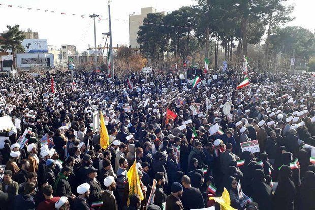 مردم قم علیه اقدامات آشوبگران راهپیمایی کردند