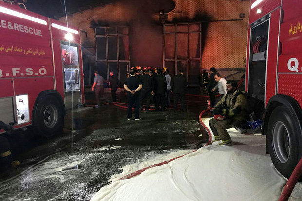 آتشسوزی 3 دستگاه خودرو در پارکینگ یک ساختمان