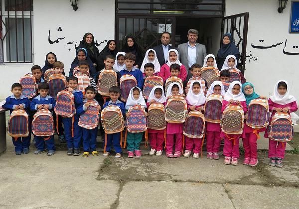 370 بسته لوزام کمک آموزشی به دانش آموزان مناطق روستایی فومن اهدا شد