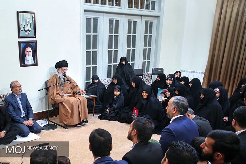 همانطور که شهدایتان به کشور، نظام و اسلام خدمت کردند، شما هم خدمت کنید