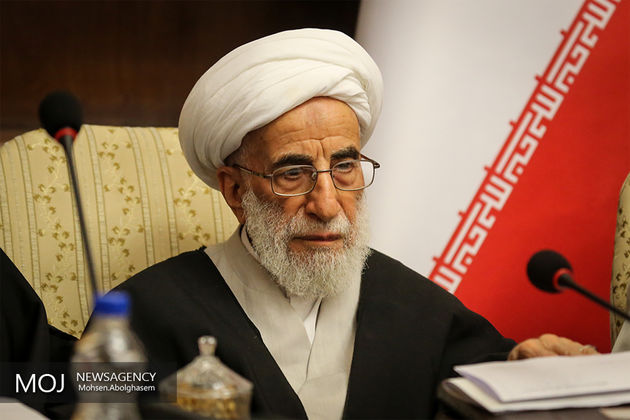 باید مراقب باشیم که دشمنان از چه طریقی می خواهند وارد شوند