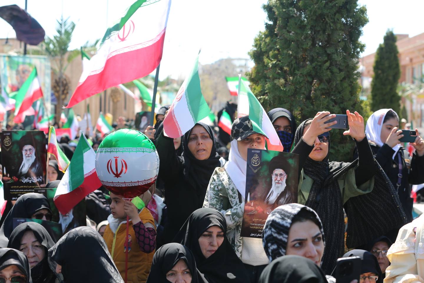 بانوانی اردبیلی در چهلم رهبر قائد