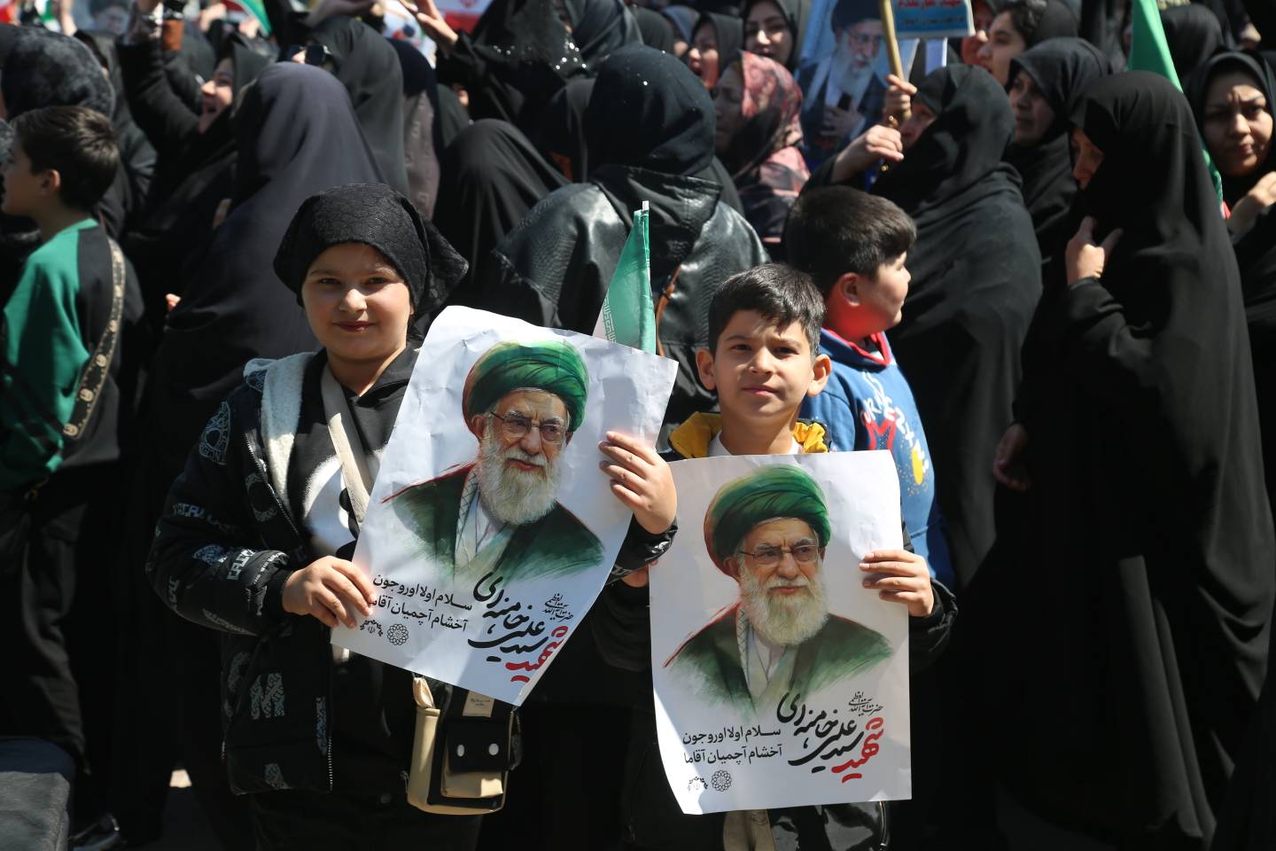 تجمع بانوان در پیاده راه عالی قاپو