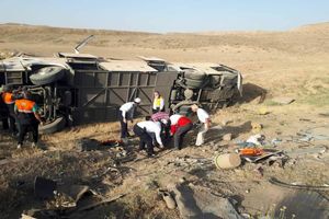 واژگونی اتوبوس در قم یک کشته و ۱۰ مصدوم برجا گذاشت