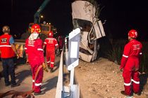 نجات دو مصدوم از یک سواری پژو پارس