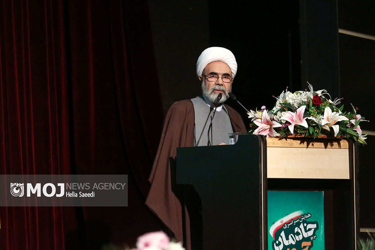 همایش سراسری خادمان حضور
