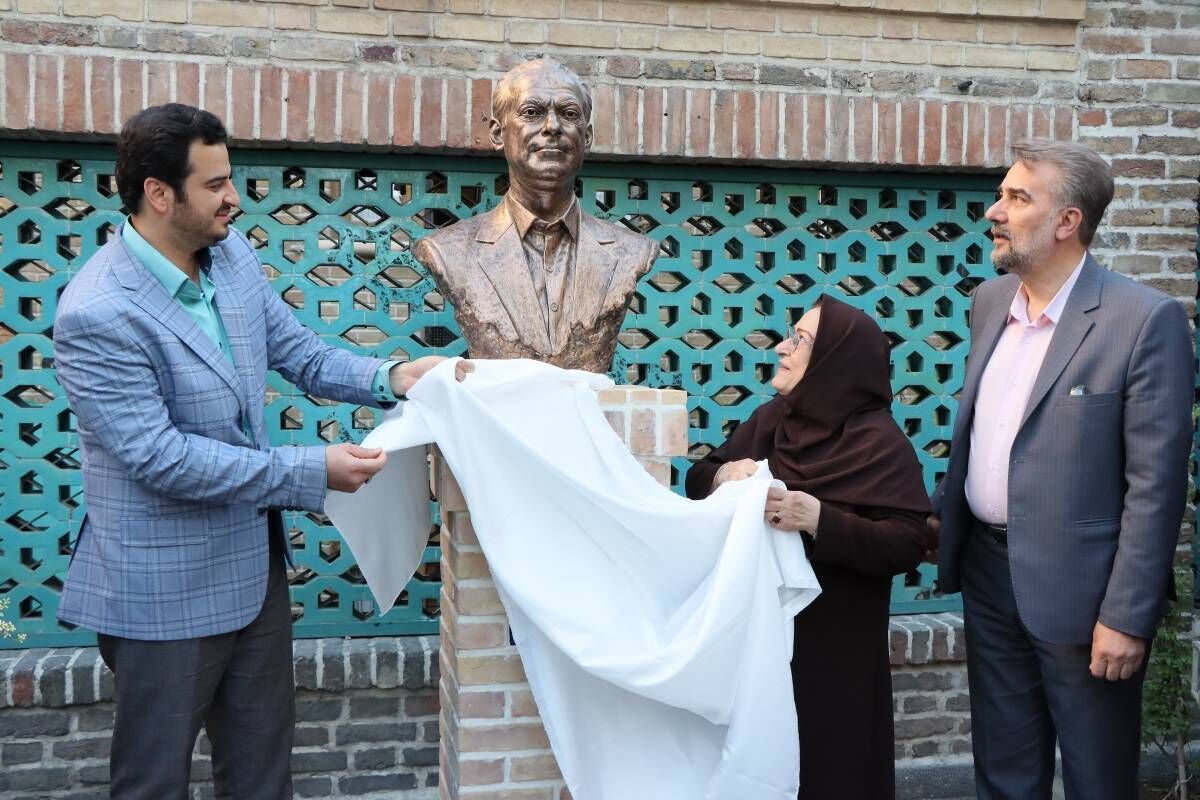 سردیس دکتر محمد معین