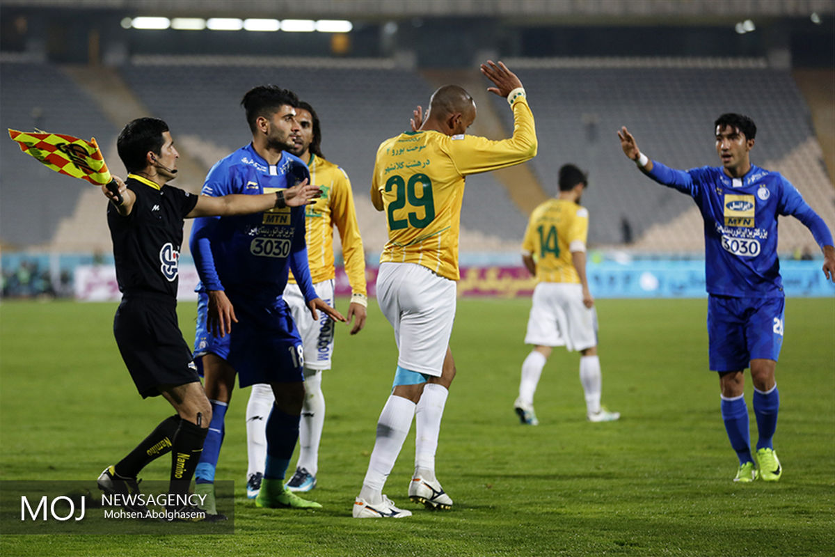 دیدار تیم های فوتبال استقلال تهران و صنعت نفت آبادان