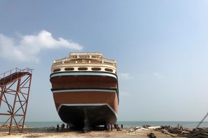 بزرگترین لنج فایبرگلاس صادراتی در قشم به آب اندازی شد