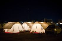 بازدید شبانه رهبر انقلاب از چادرهای محل اسکان زلزله زدگان کرمانشاه