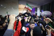 استقبال متفاوت مردم از کشتی‌گیران در فرودگاه + فیلم