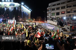 رونمایی از شناور تندروی هجومی ۲۷ رجب در میدان انقلاب