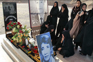 مزار رضا سقایی گل‌ باران می‌شود