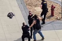 ناک اوت کردن سه پلیس یونیفرم پوش آمریکا از سوی یک مرد معترض در لس آنجلس!