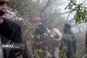 تصاویر منتشر نشده از لحظه پیدا شدن بالگرد سانحه‌دیده شهید رئیسی و شهدای خدمت