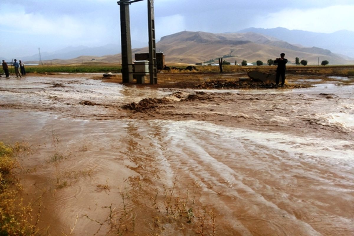 خسارت فراوان سیل به شبکه برق گنبدکاووس