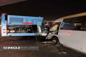 تصادف زنجیره‌ای چهار سرویس پرسنلی در بزرگراه همدانی / راننده مینی‌بوس محبوس شد+ تصاویر