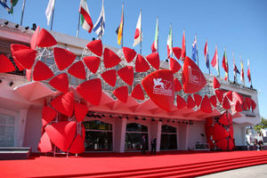 ونیز و چالش فرش قرمز