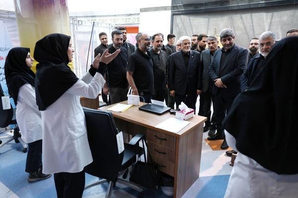 عارف از مراکز اسکان و درمان زائران مراسم تشییع رهبر شهید بازدید کرد