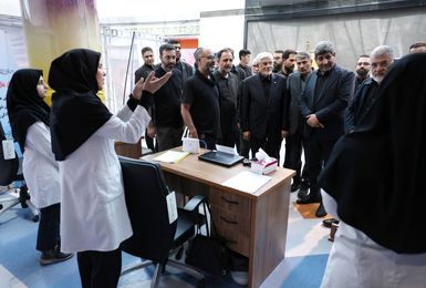 عارف از مراکز اسکان و درمان زائران مراسم تشییع رهبر شهید بازدید کرد