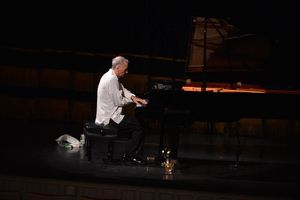 فریدون ناصحی با اجرای آثار کلاسیک جهان در تالار وحدت روی صحنه می‌رود