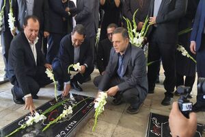 ادای احترام وزیر صمت به مقام شامخ شهدای زنجان 