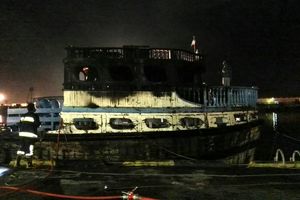 مهار به موقع آتش‌ سوزی یک فروند لنج باری در بندر شهید باهنر 