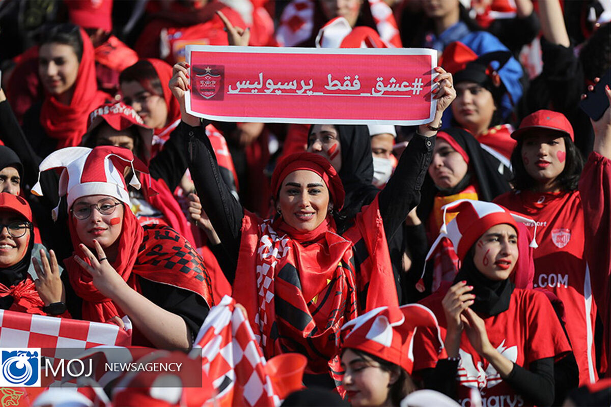 دیدار تیم‌های فوتبال پرسپولیس و صنعت نفت آبادان