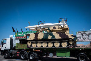 نمایش سامانه‌های موشکی«اس ۳۰۰» و «تلاش» در مراسم رژه نیروهای مسلح