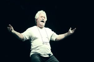 نمایش «خندیدن زیر مشت و لگد» به اجراهای پایانی رسید