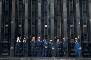 ما ذوب آهنی ها، رنج ها و سختی ها را به عزت و غرور ملی تبدیل می کنیم