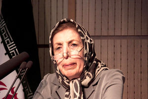 ژاله آموزگار نشان شوالیه را از سفیر فرانسه دریافت کرد