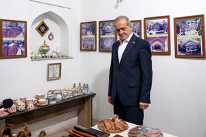 رئیس جمهور از مسجد کبود ایروان و اقامه نماز با نمازگزاران بازدید کرد