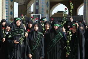 تجمع باشکوه بانوان محله نوغان مشهد با برافراشتن پرچم خونخواهی رهبر شهید