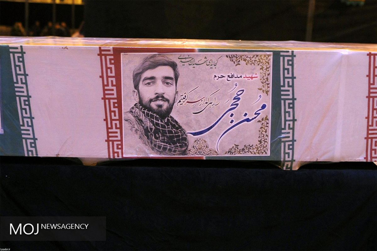 حضور مقام معظم رهبری در کنار پیکر مطهر شهید حججی