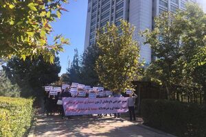 داوطلبان آزمون دستیاری دندانپزشکی رو به روی مجلس تجمع کردند
