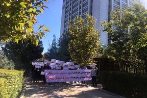 داوطلبان آزمون دستیاری دندانپزشکی رو به روی مجلس تجمع کردند