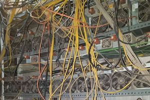 کشف ۲۵ دستگاه استخراج غیر مجاز رمز ارز در شیراز/برق های غیرمجاز آفت شبکه هستند 